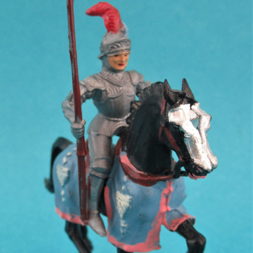 8965 4 Chevalier en armure (II b) sur cheval caparaçonné (II a), avec lance, casque visière ouverte.